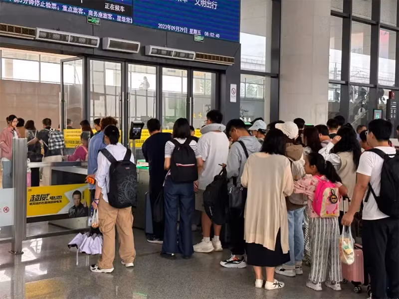 Hành khách xếp hàng vào ga Songjiangnan, Thượng Hải. (Ảnh: Tengxun)