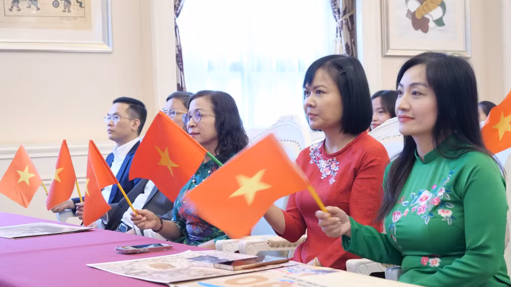 Phu nhân Đại sứ, Hoàng Thị Hương Giang (ngoài cùng bên phải), phu nhân Công sứ, Bùi Thị Hồng Hải (thứ hai từ phải sang) xem cầu truyền hình Lễ diễu binh, diễu hành và Lễ kỷ niệm.
