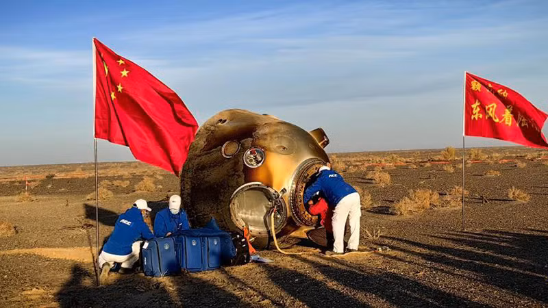 Mô-đun chở người của tàu Thần Châu 16 hạ cánh an toàn tại bãi đáp Đông Phong. (Ảnh: Tân Hoa Xã)