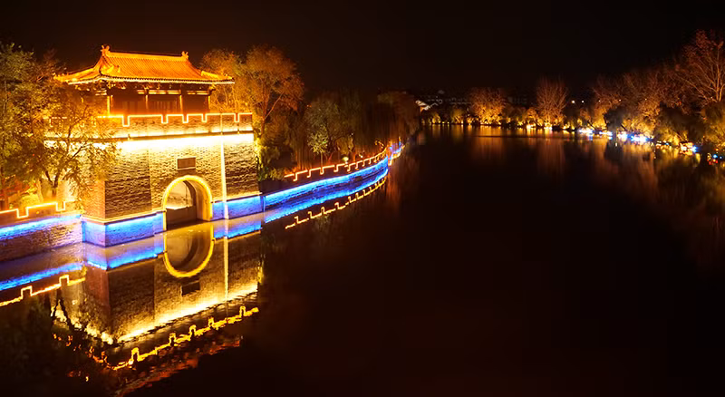 Thủy môn nơi để tàu bè ra vào thành cổ qua kênh đào. Thủy môn nơi để tàu bè ra vào thành cổ qua kênh đào.