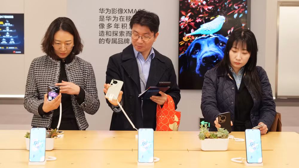Khách hàng trải nghiệm điện thoại thông minh Huawei. Khách hàng trải nghiệm điện thoại thông minh Huawei.
