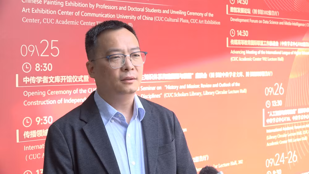 Ông Hoàng Điển Lâm, Tổng Thư ký Viện nghiên cứu truyền thông quốc tế, Đại học Truyền thông Trung Quốc trả lời phỏng vấn.