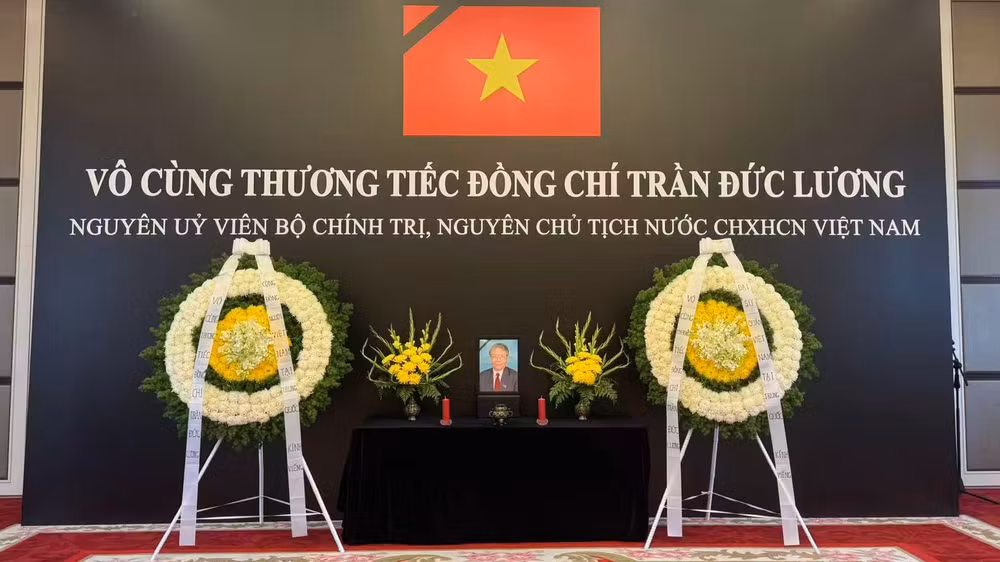 Đại sứ quán Việt Nam tại Trung Quốc tổ chức Lễ viếng nguyên Chủ tịch nước Trần Đức Lương. Đại sứ quán Việt Nam tại Trung Quốc tổ chức Lễ viếng nguyên Chủ tịch nước Trần Đức Lương.