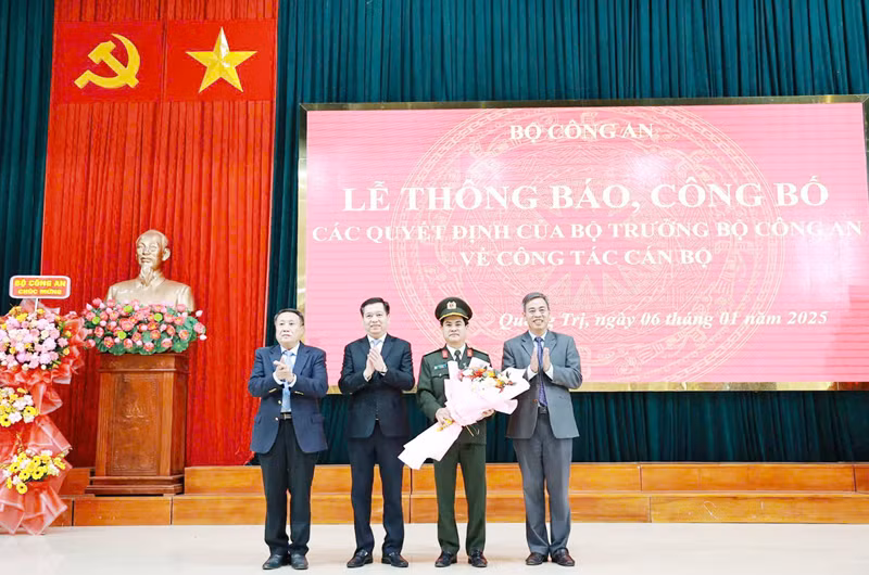 Lãnh đạo tỉnh Quảng Trị tặng hoa chia tay và chúc mừng nguyên Giám đốc Công an tỉnh Quảng Trị Đại tá Nguyễn Đức Hải.
