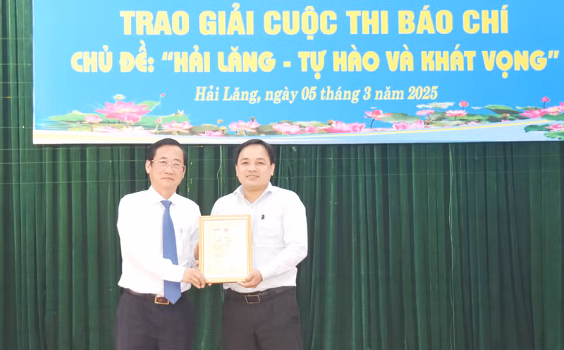 Trưởng Ban Tuyên giáo và Dân vận Tỉnh ủy Quảng Trị Hồ Đại Nam (bên trái) trao giải A cho tác giả.
