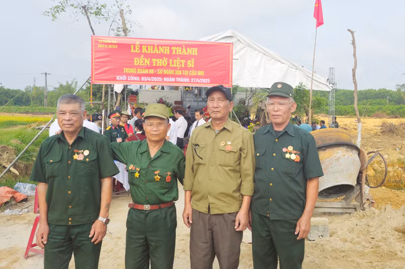 Bốn cựu chiến binh từng là chiến sĩ tham gia trận đánh rạng sáng 26/5/1972 đại diện cho 12 người may mắn còn sống và bị thương về dự sự kiện cảm động, ý nghĩa này.