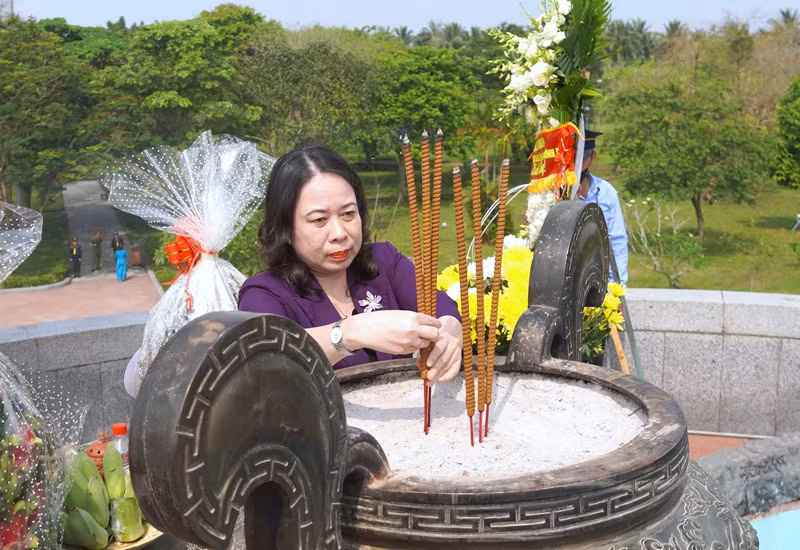 Phó Chủ tịch nước Võ Thị Ánh Xuân dâng hương tại Thành cổ Quảng Trị. Phó Chủ tịch nước Võ Thị Ánh Xuân dâng hương tại Thành cổ Quảng Trị.