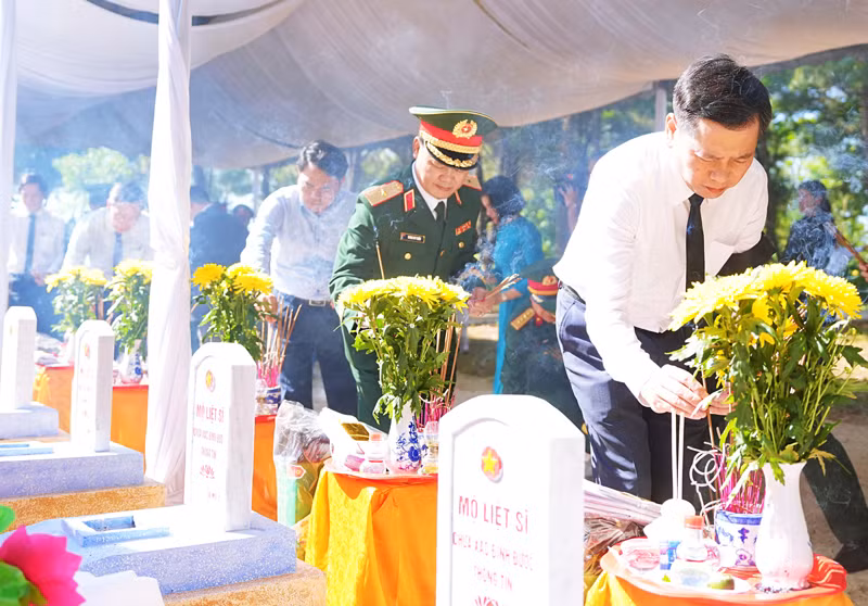 Tổ chức Lễ viếng, truy điệu, an táng 12 hài cốt Anh hùng liệt sĩ ảnh 3 Tổ chức Lễ viếng, truy điệu, an táng 12 hài cốt Anh hùng liệt sĩ ảnh 3