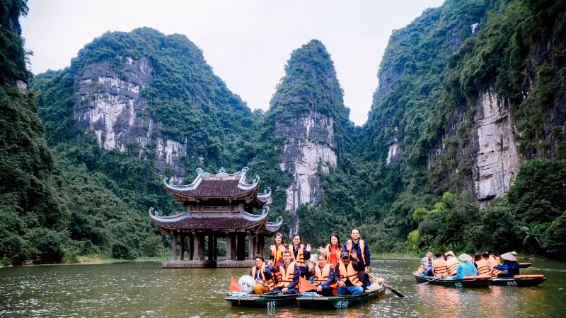 Trước đó, Đoàn đại biểu đã tham quan, trải nghiệm tại khu du lịch sinh thái Tràng An thuộc Quần thể danh thắng Tràng An - Di sản văn hóa và thiên nhiên duy nhất của của Đông Nam Á, đã được UNESCO công nhận là Di sản thế giới năm 2014. Trước đó, Đoàn đại biểu đã tham quan, trải nghiệm tại khu du lịch sinh thái Tràng An thuộc Quần thể danh thắng Tràng An - Di sản văn hóa và thiên nhiên duy nhất của của Đông Nam Á, đã được UNESCO công nhận là Di sản thế giới năm 2014.
