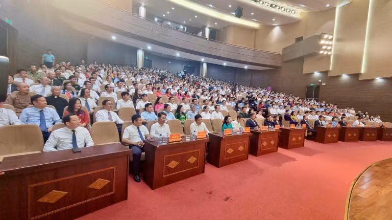 Các đại biểu tham dự buổi lễ.