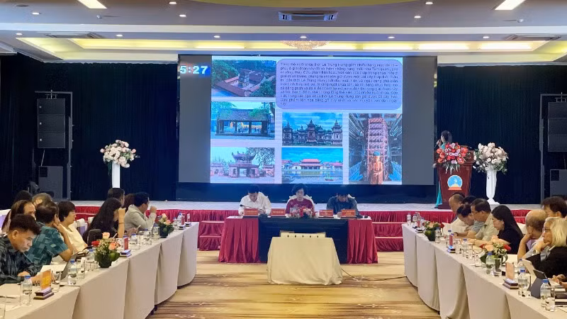Các đại biểu tham luận tại Hội thảo. Các đại biểu tham luận tại Hội thảo.