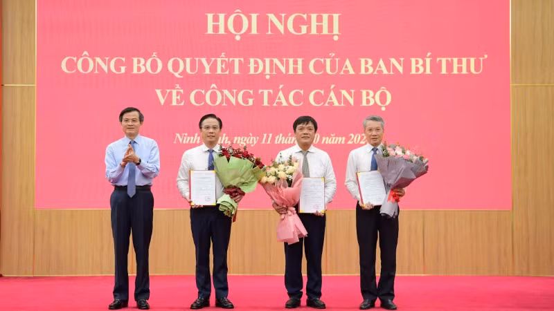 Đồng chí Đoàn Minh Huấn, Bí thư Tỉnh ủy Ninh Bình trao Quyết định và tặng hoa chúc mừng các đồng chí được chỉ định tham gia Ban Chấp hành Đảng bộ tỉnh Ninh Bình nhiệm kỳ 2020-2025. (Ảnh: TRƯỜNG GIANG)