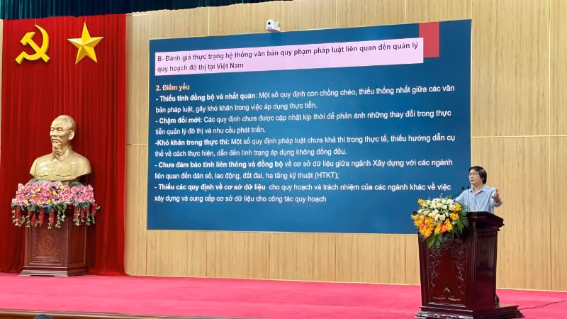 Kiến trúc sư Trần Ngọc Chính, Chủ tịch Hội Quy hoạch phát triển đô thị Việt Nam giới thiệu chuyên đề "Quản lý quy hoạch đô thị và những vấn đề đặt ra đối với quản lý đô thị di sản thiên niên kỷ". Kiến trúc sư Trần Ngọc Chính, Chủ tịch Hội Quy hoạch phát triển đô thị Việt Nam giới thiệu chuyên đề "Quản lý quy hoạch đô thị và những vấn đề đặt ra đối với quản lý đô thị di sản thiên niên kỷ".