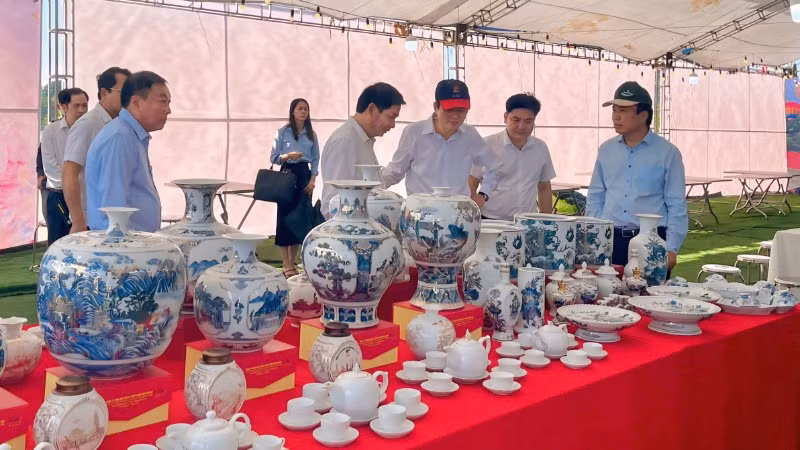Các đại biểu tham quan gian hàng trưng bày sản phẩm OCOP của tỉnh.