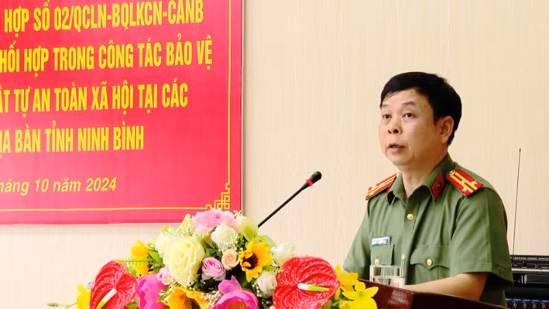 Đồng chí Đinh Quang Thiện, Trưởng phòng An ninh kinh tế, Công an tỉnh Ninh Bình phát biểu tại hội nghị. Đồng chí Đinh Quang Thiện, Trưởng phòng An ninh kinh tế, Công an tỉnh Ninh Bình phát biểu tại hội nghị.