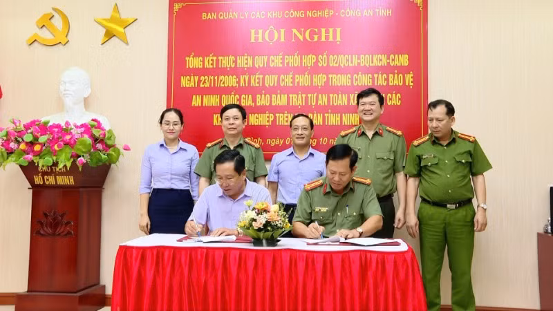 Công an tỉnh Ninh Bình và Ban Quản lý các khu công nghiệp tỉnh ký kết Quy chế phối hợp trong công tác bảo vệ an ninh quốc gia, bảo đảm trật tự an toàn xã hội tại các khu công nghiệp trên địa bàn.