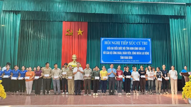 Các đoàn viên, người lao động có hoàn cảnh khó khăn bị ảnh hưởng của cơn bão số 3 được nhận quà tại Hội nghị tiếp xúc cử tri. Các đoàn viên, người lao động có hoàn cảnh khó khăn bị ảnh hưởng của cơn bão số 3 được nhận quà tại Hội nghị tiếp xúc cử tri.