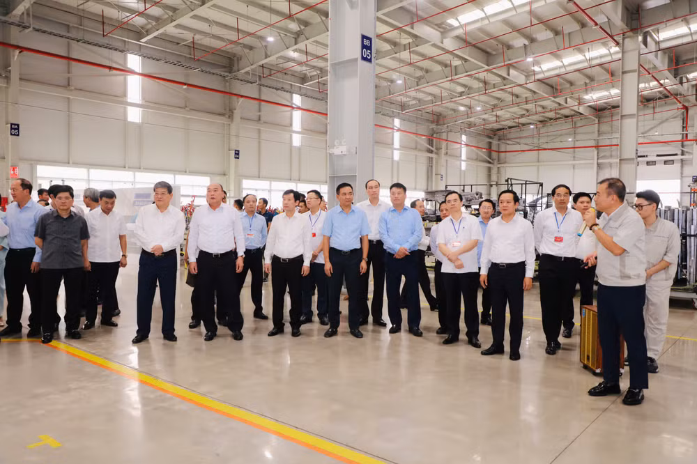 Cán bộ và học viên Lớp bồi dưỡng, cập nhật kiến thức, kỹ năng đối với cán bộ quy hoạch Ủy viên Ban Chấp hành Trung ương Đảng (khóa XIV) khảo sát thực tế tại Nhà máy sản xuất và lắp ráp ô-tô Hyundai Thành Công. (Ảnh: ĐỨC LAM)
