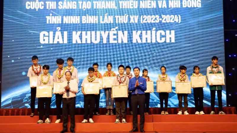 Bí thư Tỉnh đoàn Ninh Bình Trịnh Như Lâm và Phó Giám đốc Sở Giáo dục và Đào tạo tỉnh Ninh Bình Đinh Quốc Trường trao Giấy Chứng nhận, vòng nguyệt quế cho các tác giả đoạt giải Khuyến khích. Bí thư Tỉnh đoàn Ninh Bình Trịnh Như Lâm và Phó Giám đốc Sở Giáo dục và Đào tạo tỉnh Ninh Bình Đinh Quốc Trường trao Giấy Chứng nhận, vòng nguyệt quế cho các tác giả đoạt giải Khuyến khích.