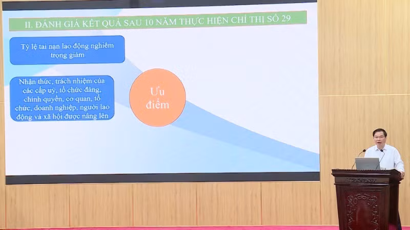 Đồng chí Tống Quang Thìn, Phó Chủ tịch Thường trực Ủy ban nhân dân tỉnh Ninh Bình làm rõ nhiều nội dung cốt lõi trong các văn bản của Trung ương tại hội nghị. Đồng chí Tống Quang Thìn, Phó Chủ tịch Thường trực Ủy ban nhân dân tỉnh Ninh Bình làm rõ nhiều nội dung cốt lõi trong các văn bản của Trung ương tại hội nghị.