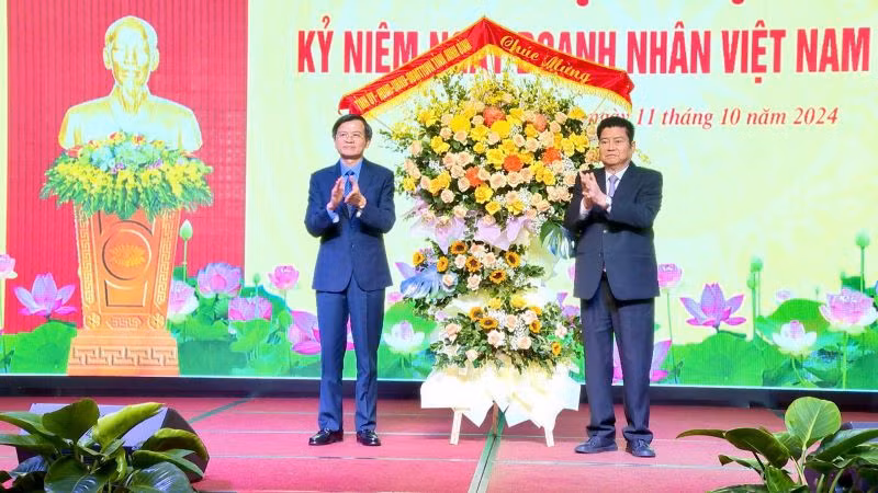 Đồng chí Đoàn Minh Huấn, Ủy viên Trung ương Đảng, Bí thư Tỉnh ủy Ninh Bình tặng hoa chúc mừng Hiệp hội Doanh nghiệp tỉnh Ninh Bình 