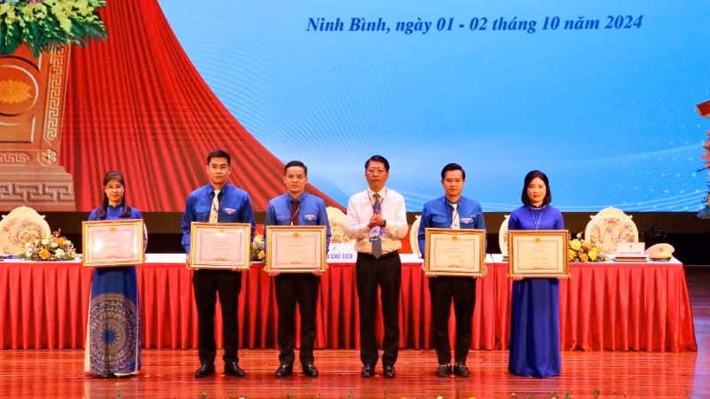 Dịp này, 5 tập thể và 10 cá nhân đã có thành tích xuất sắc trong công tác xây dựng phát triển Hội Liên hiệp Thanh niên Việt Nam tỉnh Ninh Bình và phong trào thanh niên giai đoạn 2019-2024 được nhận Bằng khen của Ủy ban nhân dân tỉnh Ninh Bình. Dịp này, 5 tập thể và 10 cá nhân đã có thành tích xuất sắc trong công tác xây dựng phát triển Hội Liên hiệp Thanh niên Việt Nam tỉnh Ninh Bình và phong trào thanh niên giai đoạn 2019-2024 được nhận Bằng khen của Ủy ban nhân dân tỉnh Ninh Bình.