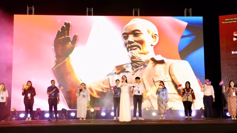 Tiết mục "Bài ca Hồ Chí Minh" ngợi ca cuộc đời, sự nghiệp vĩ đại của vị lãnh tụ kính yêu của người dân Việt Nam.