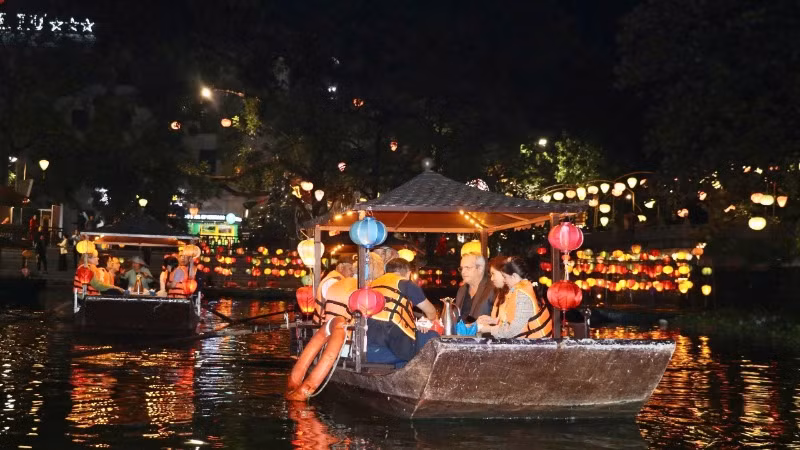 Các đại biểu trải nghiệm đi thuyền ở giữa lòng hồ Kỳ Lân, chiêm ngưỡng vẻ đẹp lung linh của phố đi bộ Hoa Lư và tháp Tứ Ân về đêm. Các đại biểu trải nghiệm đi thuyền ở giữa lòng hồ Kỳ Lân, chiêm ngưỡng vẻ đẹp lung linh của phố đi bộ Hoa Lư và tháp Tứ Ân về đêm.