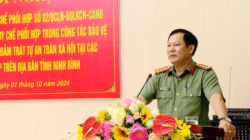 Đại tá Đinh Trọng Soạn, Phó Giám đốc Công an tỉnh Ninh Bình phát biểu tại hội nghị. Đại tá Đinh Trọng Soạn, Phó Giám đốc Công an tỉnh Ninh Bình phát biểu tại hội nghị.