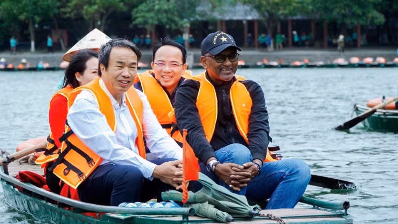 Vui mừng khi cộng đồng dân cư ở đây luôn có ý thức và trách nhiệm chung tay cùng chính quyền địa phương, doanh nghiệp để bảo vệ di sản, Đoàn đại biểu bày tỏ mong muốn, trên cơ sở các định hướng phát triển bền vững, các đề án khoa học được liên kết triển khai, Ninh Bình tiếp tục bảo tồn và phát huy các giá trị di sản gắn với bảo vệ môi trường sinh thái, phát triển du lịch bền vững; góp phần thực hiện tốt các yêu cầu, khuyến nghị của UNESCO để bảo tồn, phát huy và trao truyền nguyên vẹn giá trị của di sản thế giới này cho thế hệ mai sau. Vui mừng khi cộng đồng dân cư ở đây luôn có ý thức và trách nhiệm chung tay cùng chính quyền địa phương, doanh nghiệp để bảo vệ di sản, Đoàn đại biểu bày tỏ mong muốn, trên cơ sở các định hướng phát triển bền vững, các đề án khoa học được liên kết triển khai, Ninh Bình tiếp tục bảo tồn và phát huy các giá trị di sản gắn với bảo vệ môi trường sinh thái, phát triển du lịch bền vững; góp phần thực hiện tốt các yêu cầu, khuyến nghị của UNESCO để bảo tồn, phát huy và trao truyền nguyên vẹn giá trị của di sản thế giới này cho thế hệ mai sau.