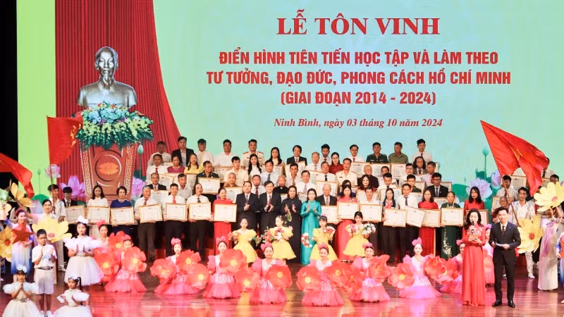 21 tập thể, 44 cá nhân điển hình tiên tiến được tôn vinh và biểu dương tại buổi lễ.