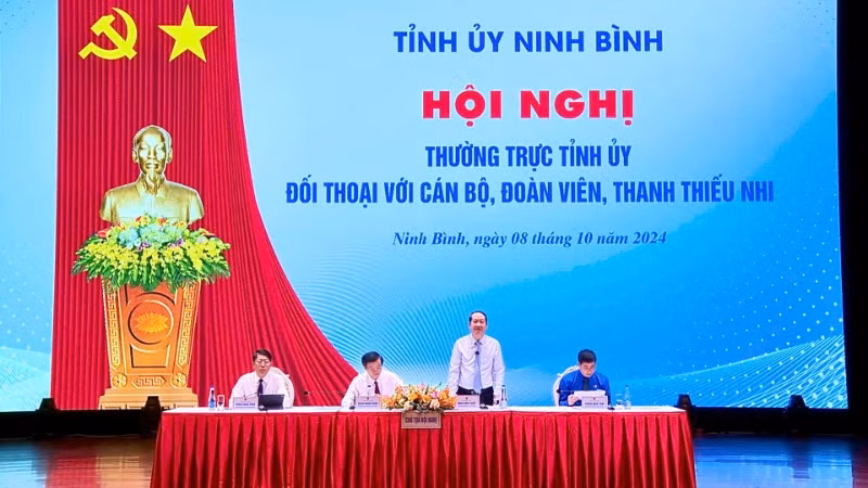 Tại hội nghị, các câu hỏi, kiến nghị, đề xuất của cán bộ, đoàn viên, thanh thiếu nhi đã được Thường trực Tỉnh ủy và lãnh đạo các ban, sở, ngành trực tiếp trả lời, giải đáp. Tại hội nghị, các câu hỏi, kiến nghị, đề xuất của cán bộ, đoàn viên, thanh thiếu nhi đã được Thường trực Tỉnh ủy và lãnh đạo các ban, sở, ngành trực tiếp trả lời, giải đáp.