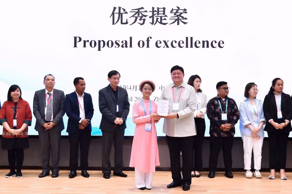 Đại điện đội Hoàng Thành Thăng Long nhận giải Khuyến khích. Đại điện đội Hoàng Thành Thăng Long nhận giải Khuyến khích.