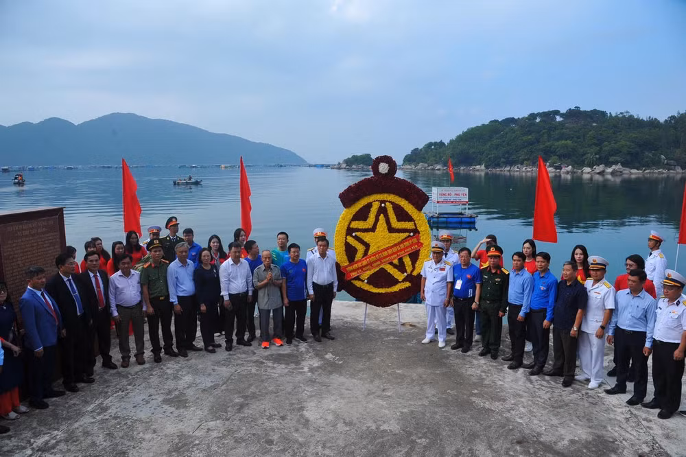 Các đại biểu thực hiện nghi thức thả vòng hoa tưởng nhớ các liệt sĩ tại khu di tích bến tàu Không số Vũng Rô.