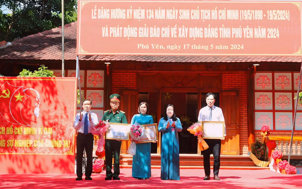 Lãnh đạo tỉnh Phú Yên trao bằng khen của Thủ tướng Chính phủ cho 1 tập thể và 2 cá nhân có thành tích tiêu biểu trong học tập và làm theo tư tưởng, đạo đức, phong cách Hồ Chí Minh năm 2023.