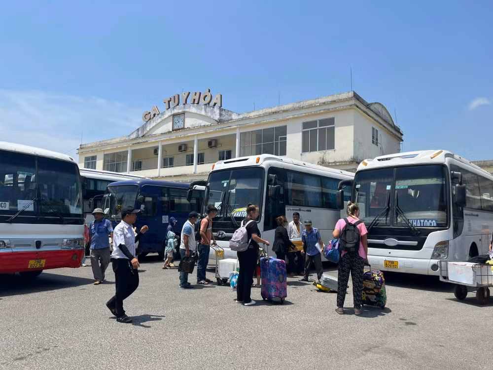 Công tác trung chuyển khách đi tàu giữa ga Tuy Hòa và ga Giã tiếp tục được triển khai trong khi chờ thông tuyến đường sắt qua hầm Bãi Gió.