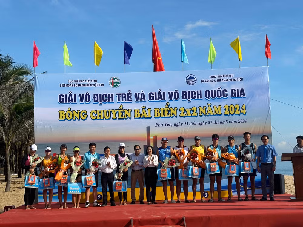 Ban tổ chức tặng hoa, tặng phẩm cho các đoàn tham gia giải. Ban tổ chức tặng hoa, tặng phẩm cho các đoàn tham gia giải.