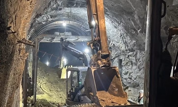 Ngành đường sắt đang khẩn trương đưa khối lượng đất đá sạt lở ra khỏi khu vực sự cố sạt lở.
