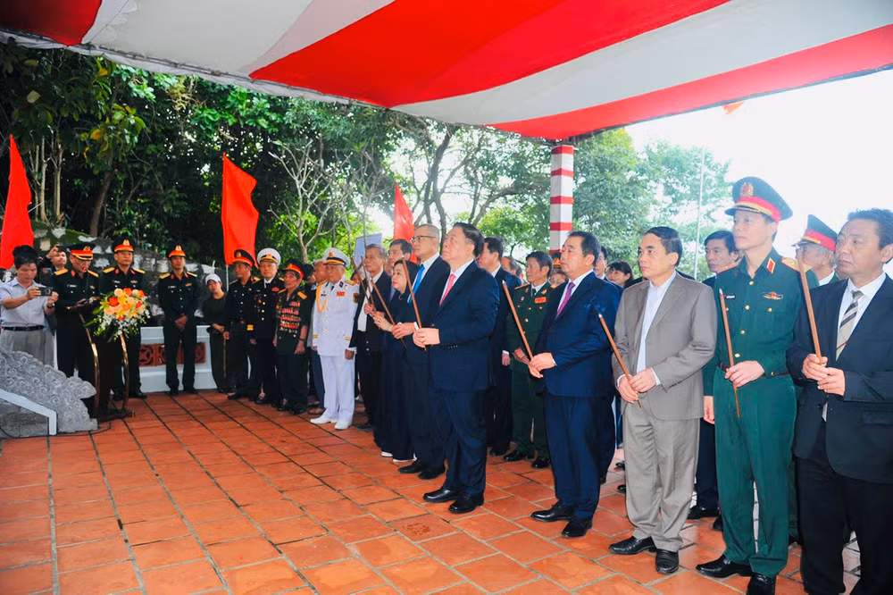 Các đại biểu dự lễ dâng hương tại Di tích lịch sử bến Vũng Rô.