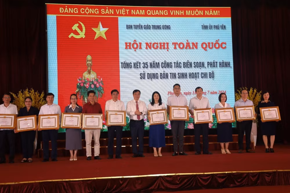 Trung ương khen thưởng 28 tập thể và 6 cá nhân có thành tích xuất sắc trong công tác biên tập và phát hành sử dụng Bản tin sinh hoạt chi bộ. Trung ương khen thưởng 28 tập thể và 6 cá nhân có thành tích xuất sắc trong công tác biên tập và phát hành sử dụng Bản tin sinh hoạt chi bộ.