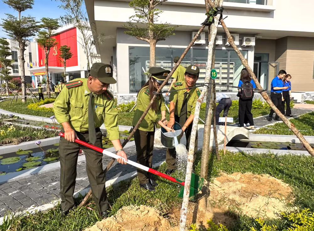 Lực lượng kiểm lâm tỉnh Phú Yên tham gia hưởng ứng Tết trồng cây. Lực lượng kiểm lâm tỉnh Phú Yên tham gia hưởng ứng Tết trồng cây.