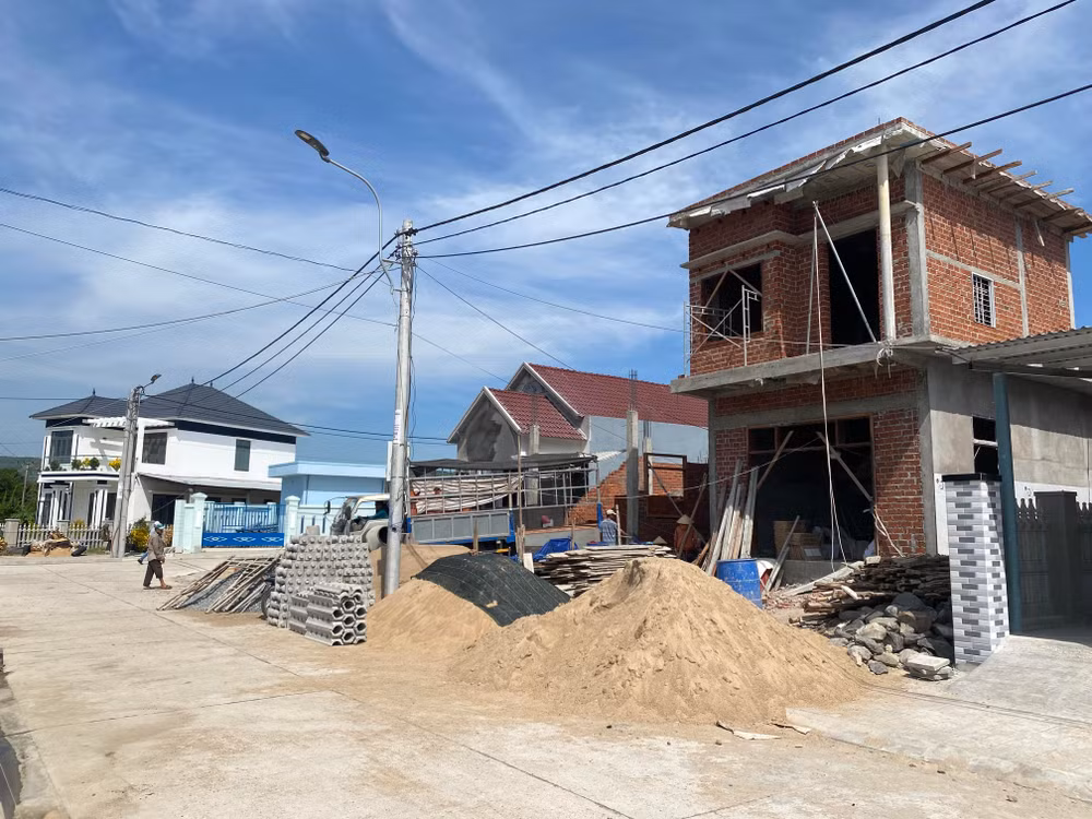 Người dân khu tái định cư cao tốc bắc-nam xã An Hiệp, Tuy An, Phú Yên khẩn trương xây dựng nhà ở mới.