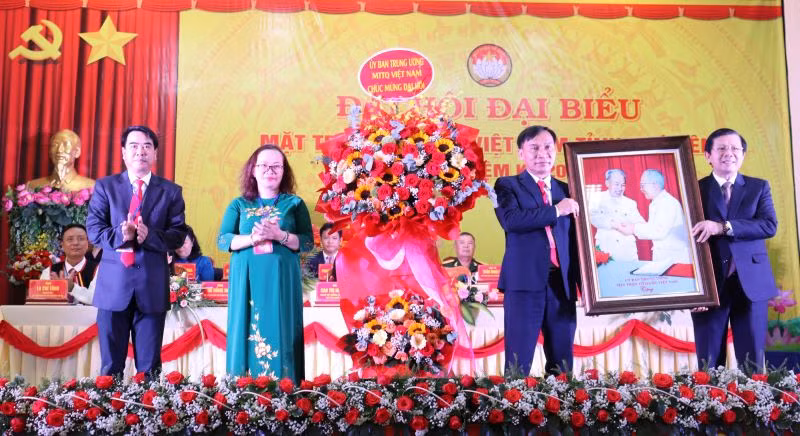 Phó Chủ tịch Ủy ban Trung ương MTTQ Việt Nam Nguyễn Hữu Dũng trao tặng tranh và hoa chúc mừng Đại hội