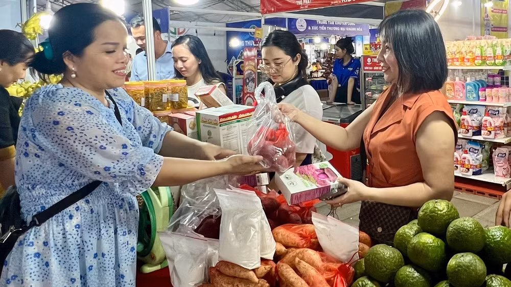 Đông đảo khách hàng đến tham quan, mua sắm tại hội chợ.