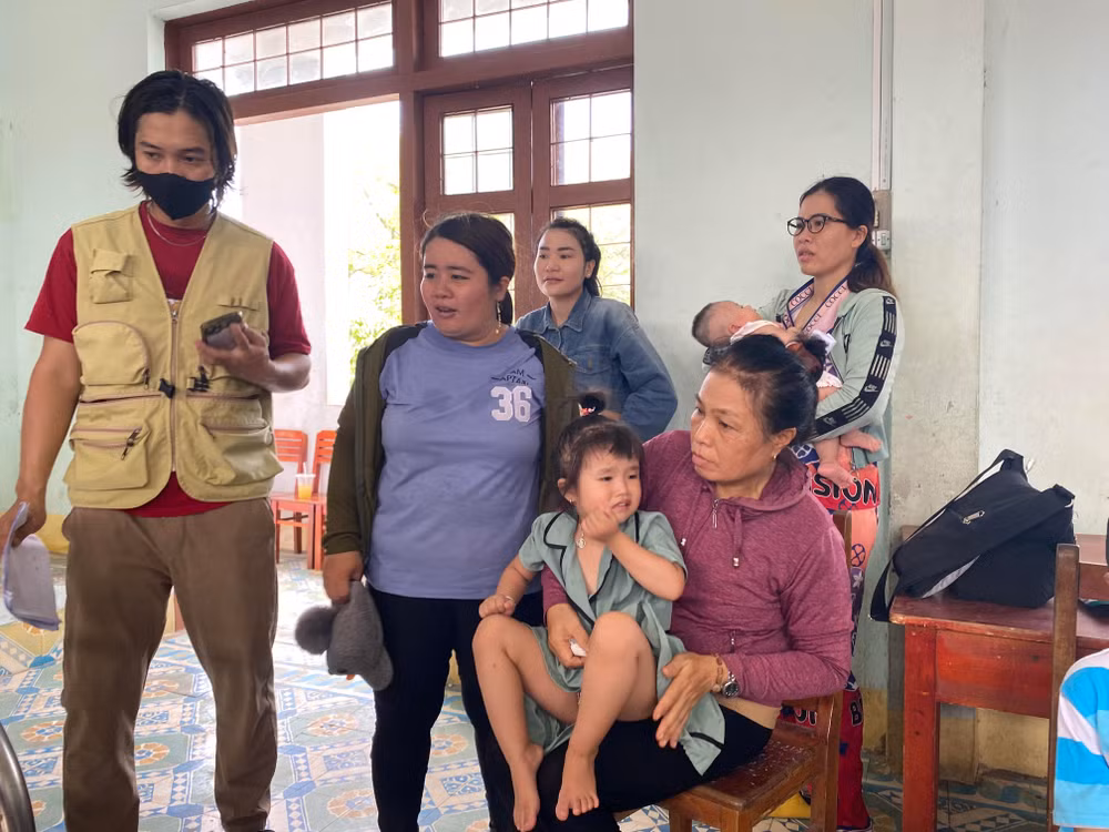 Các cháu đang chờ đến lượt khám tầm soát dị tật tim bẩm sinh