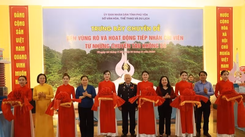 Lãnh đạo tỉnh Phú Yên thực hiện nghi thức khai mạc trưng bày.