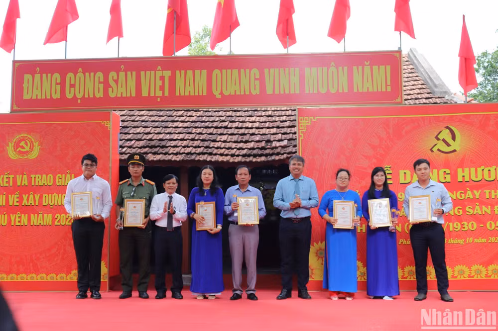 42 tác phẩm được trao Giải về Xây dựng Đảng tỉnh Phú Yên 2024. 42 tác phẩm được trao Giải về Xây dựng Đảng tỉnh Phú Yên 2024.