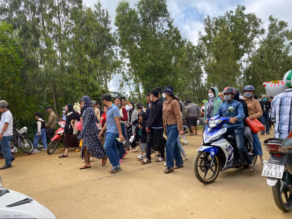 Hàng nghìn người dân địa phương và du khách cả nước tham gia, cổ vũ Hội đua ngựa truyền thống Gò Thì Thùng, xã An Xuân, huyện Tuy An, Phú Yên.