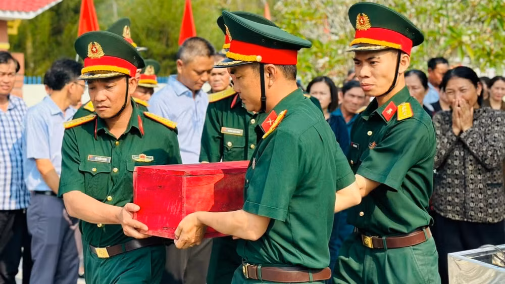 Đông đảo cán bộ, chiến sĩ và nhân dân tham dự lễ truy điệu, an táng liệt sĩ mới tìm thấy hài cốt tại huyện miền núi Đồng Xuân, Phú Yên.