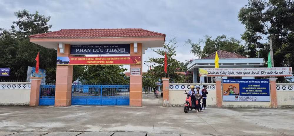 Ngôi trường mang tên đồng chí Bí thư chi bộ, Bí thư Tỉnh ủy đầu tiên của Phú Yên - Trường trung học cơ sở Phan Lưu Thanh, thị trấn La Hai, huyện Đồng Xuân đạt chuẩn quốc gia từ 2015.